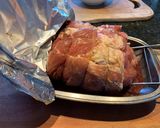 Foto del paso 3 de la receta: Bondiola de cerdo arrollada al horno con reducción de Malbec y salsa de soja