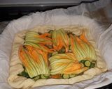 Foto del passaggio 3 della ricetta Torta salata zucchine e fiori