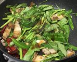 รูปขั้นตอนการทำที่ 4 ของ ผัดผักบุ้งหมูกรอบ