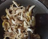 Foto langkah ke 1 dari resep Soto Jamur Bumbu Instan.