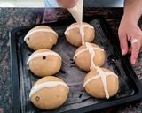 Foto del paso 7 de la receta: Pancitos con cruz (Hot cross buns)