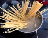 A picture of step 1 of Tuna Mushroom Linguine.