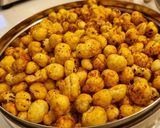 A picture of step 4 of Masala makhana.