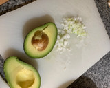 Foto del paso 1 de la receta: Crujiletas de salmón ahumado y aguacate