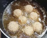 A picture of step 4 of Egg Chicken balls.