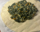 Foto del paso 4 de la receta: Hojaldre de espinacas con cebolla caramelizada, manzana y queso de cabra