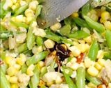 Foto langkah ke 4 dari resep Tumis Buncis Jagung Manis.