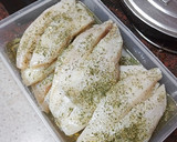 Foto del paso 1 de la receta: Gallo adobado y empanado con papas cocidas y mojo de pimiento