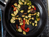 Jamoncitos de pollo con verduras y shiitake
