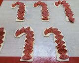 Foto del paso 2 de la receta: 🎅🏻🎄Candy cane con peperonni 🎄Galletitas saladas 4 ingredientes 🎄🎅🏻