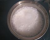 Foto langkah ke 2 dari resep Bubur telor topping sambal goreng kentang.