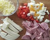 Foto del paso 1 de la receta Empanadas primavera de jamón queso tomate y huevo