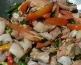 Foto langkah ke 4 dari resep Tumis salmon pedas.
