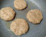 Foto langkah ke 4 dari resep Blackpepper chicken burger.