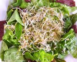Hình bước làm 1 của món Salad Cá Hồi Xông Khói, Bơ & Rau Quả Sốt Chanh