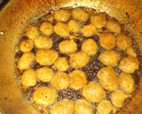 A picture of step 5 of Aloo k Pakore.