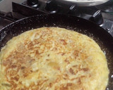 Foto del paso 4 de la receta: Tortilla de patata con cebolla, puerro y pimientos fritos