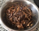 Foto del paso 5 de la receta: Setas salteadas con castañuelas de cerdo, jamón y ajo negro
