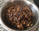 Foto del paso 5 de la receta: Setas salteadas con castañuelas de cerdo, jamón y ajo negro