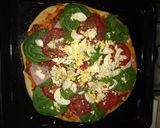 Foto del paso 5 de la receta: Pizza casera con hojas de espinacas 🥚🧀🍅
