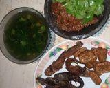 Foto langkah ke 4 dari resep Pecel lele + lalap kemangi+ sayur bening.