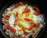 Foto del paso 4 de la receta: Milanesa con tomate, tiras de morrón y queso