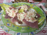 Rollos de lechuga con atún ahumado y surimi