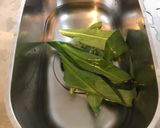 Une image de l'étape 2 de Filets de dorade en sauce verte, ail des ours et citron vert.