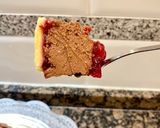 Foto del paso 18 de la receta: Tarta de requesón con chocolate y frambuesas