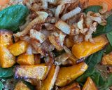Foto del paso 5 de la receta: Ensalada de quinoa con arándanos secos, calabaza asada y cebolla caramelizada