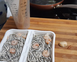 Foto del paso 1 de la receta: Espaguetis con gulas y gambas