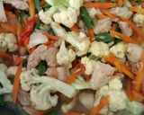 Foto langkah ke 4 dari resep Tumis Ayam Sayuran.