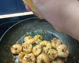 A picture of step 4 of Chilli garlic prawn pasta.