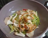 芹菜炒秀珍菇(簡單料理)的食譜步驟3照片