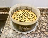 Foto del paso 5 de la receta Pastel de yogur griego, queso crema y pepitas de chocolate