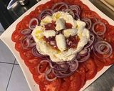 Une image de l'étape 8 de Salade de tomates roses aux oignons rouges et mozzarella di buffala.