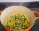 Foto del paso 2 de la receta: Bacalao en salsa de tomate con acelgas y crujiente de jamón