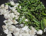 Foto del paso 2 de la receta: Revuelto de claras, espárragos trigueros y bacalao
