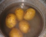A picture of step 2 of Timatar k pakory (bhujay).