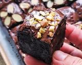 Foto langkah ke 9 dari resep Super Fudge Brownies (loyang sekat).