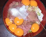 Foto langkah ke 2 dari resep Telur dadar kornet sapi.