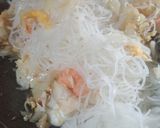 Foto langkah ke 4 dari resep Bihun Goreng Udang.