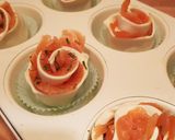 Foto del passaggio 3 della ricetta Fiori di sfoglia salmone e taleggio