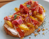 Foto del paso 6 de la receta: Torrada de queso crema, nectarinas y jamón