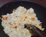 Foto langkah ke 5 dari resep Nasi Goreng Spesial with Fishroll.