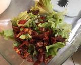 Une image de l'étape 6 de Salade de batavia rouge aux tomates séchées,olives multicolores et feta grecque.