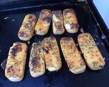 Une image de l'étape 8 de Pain de maïs grillé sauce tomate mozzarella et basilic.