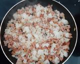 Hình bước làm 2 của món Cơm chiên xúc xích tỏi và thịt xông khói