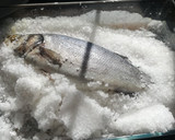 Foto del paso 5 de la receta: Lubina a la sal