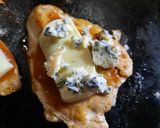 Foto del paso 4 de la receta: Pechugas a la pizza en plancheta